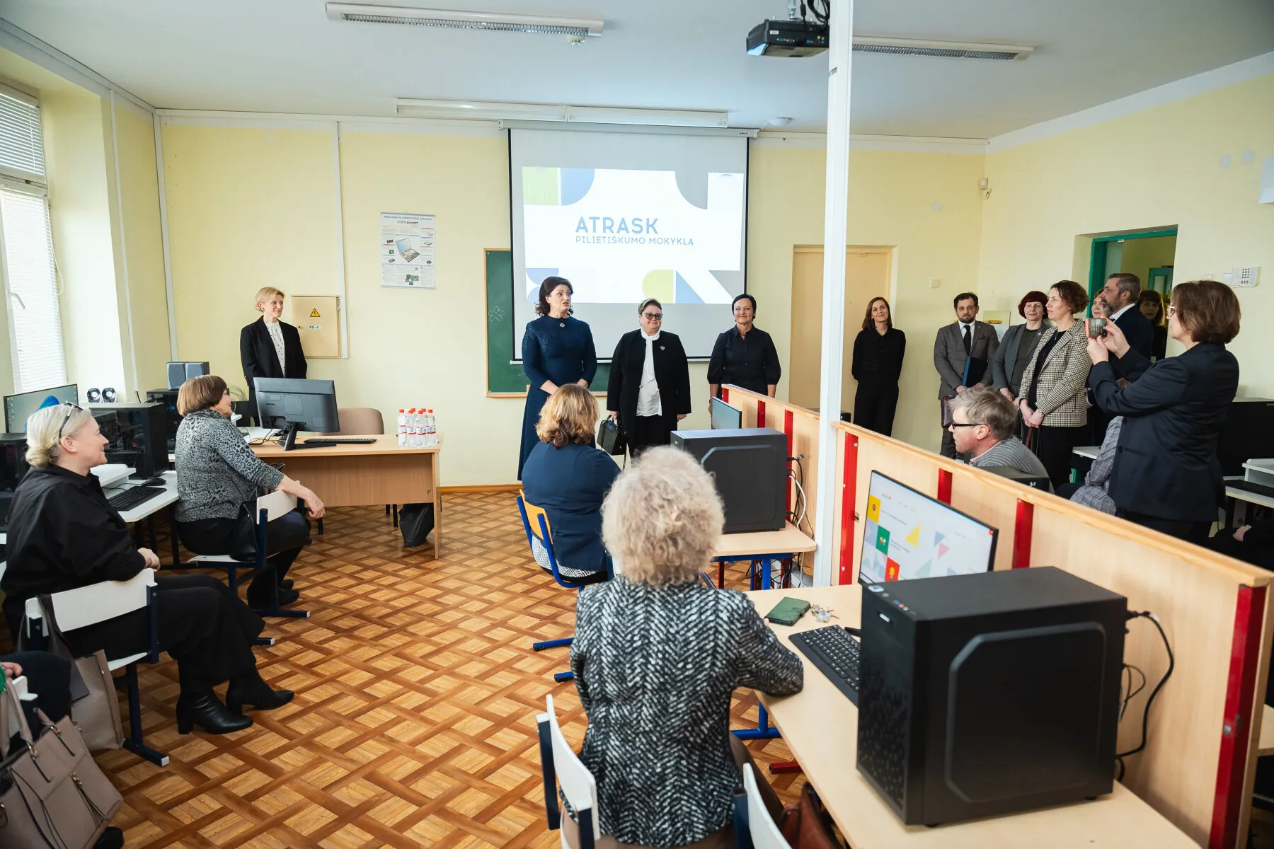 Pirmoji ponia Diana Nausėdienė kreipiasi į Išlaužo Pagrindinės mokyklos ir Prienų rajono pedagogus